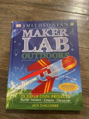 Smithsonian Maker Lab Outdoors - STEM Project Book (Blue/Green/Red)